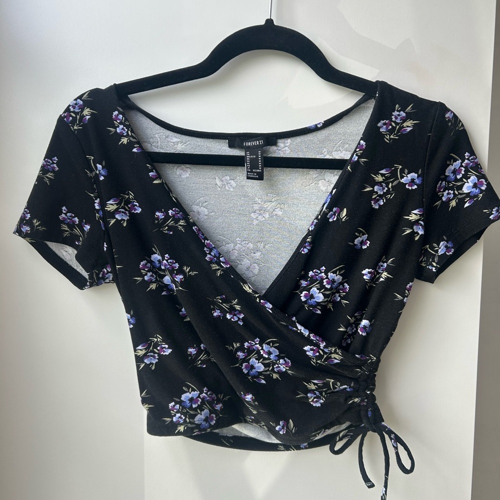 Forever 21 Black and Purple Floral Cropped Blouse